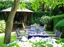 Gasten ontvangen in de tuin